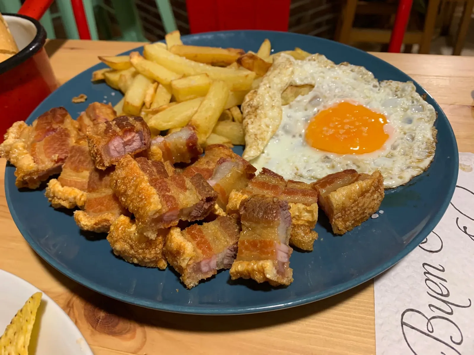 Torreznos con huevo y patatas